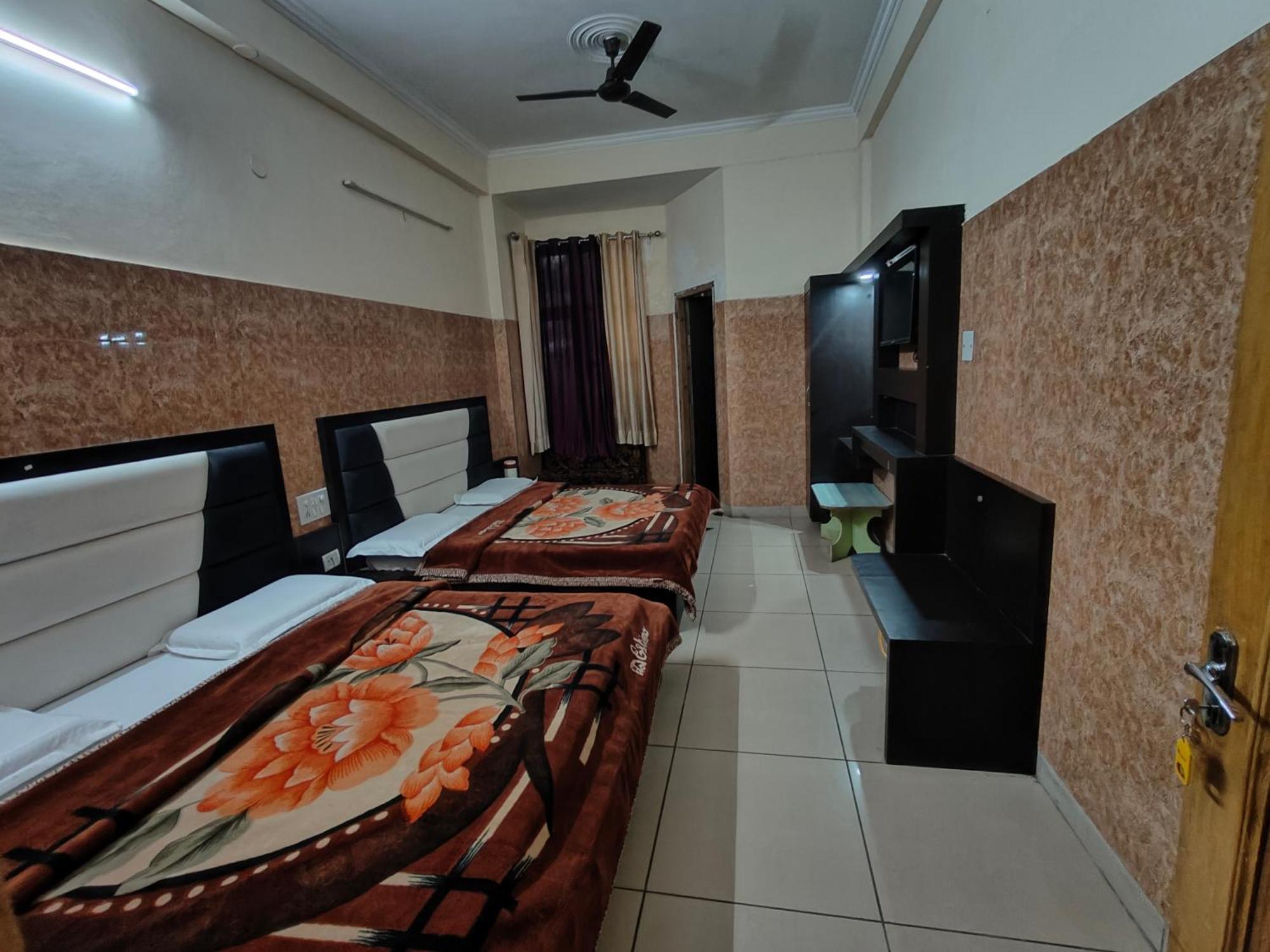 Aashirwad Hotel Katra  Ngoại thất bức ảnh